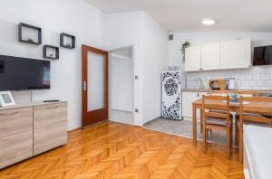 Apartment Tesic close to the sea with shared 4xbicycles