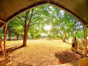 Tentes de luxe Luxury Safari Tent with Hot Tub at Camping La Fortinerie : photos des chambres