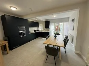 Charming 4 Bed House, 20 Minutes to Central London - 史丹摩