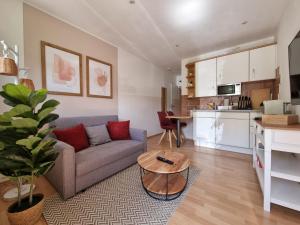 Charysma - Rosso-Suite, warmes & stilvolles Design, Terrasse, Parkplatz