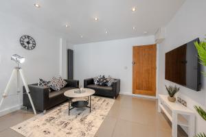 Stylish Two Bedroom Apartment by Central London with Garden