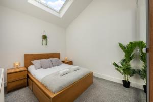 Stylish Two Bedroom Apartment by Central London with Garden