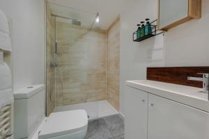 Stylish Two Bedroom Apartment by Central London with Garden