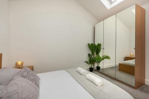 Stylish Two Bedroom Apartment by Central London with Garden