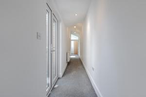 Stylish Two Bedroom Apartment by Central London with Garden