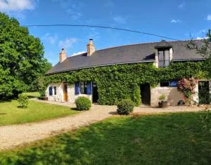 Traditional Longère Farmhouse at La Fortinerie - Le Guédéniau