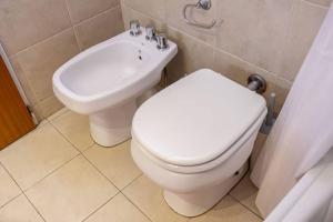 Luminoso monoambiente con balcón y cochera sobre la Avenida Corrientes!!