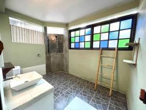 Giường Đơn Trong Phòng Nghỉ Tập Thể Cho Cả Nam Và Nữ (Single Bed in Mixed Dormitory Room)