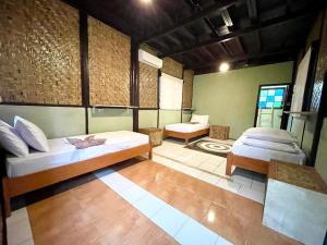 Giường Đơn trong Phòng ngủ tập thể Nam (Single Bed in Male Dormitory Room)