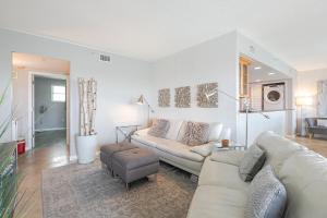 Location! Coastal Charm I 5 min Walk to Beach, Shops & Rest