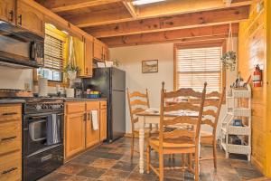 CREEKSIDE Cabin w LOFT by Pigeon Forge