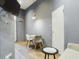 Cosy Gray Apartment in Heart of City