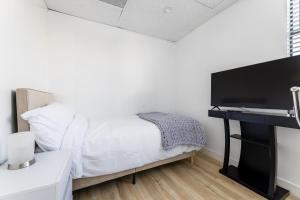 Corner view King bed room center of Pasadena