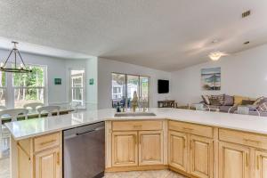 Pensacola Home with Large Yard 4 Mi to Beach