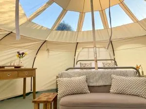 Luxury Stargazing Glamping - Seren Hardd with Hot Tub - Trefeglwys