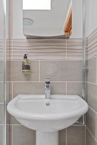 Grassholm Cottage with Hot Tub - Dog Friendly