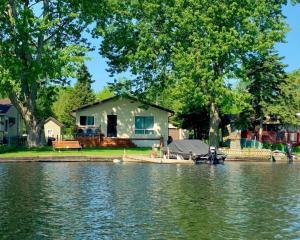 Bella Vita Waterfront Cottage in Havelock