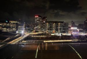Melbourne City Abode - 15th floor skyline views, Heated indoor pool, 1 Bedroom, 1 Sofa-bed living room, Balcony, Kitchen, Bath, Sauna & Gym - 60 sqm of suite like space