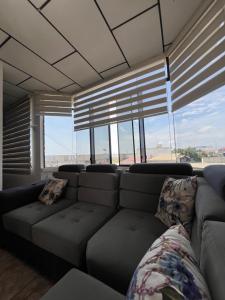 Moderno, grande, amplia vista, parqueo