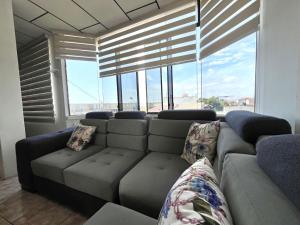 Moderno, grande, amplia vista, parqueo