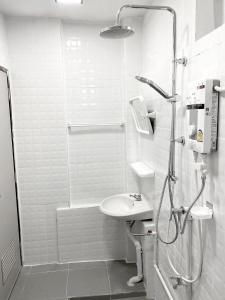 Ladakul hostel (ลดากุลโฮสเทล)