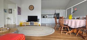 Westgate Three and one small room bedrooms house - 3hvězdičkové hotely ve městě Auckland
