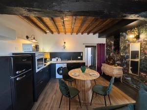 Appartements Studio cosy avec baignoire balneo pres de Vichy - FR-1-489-520 : photos des chambres