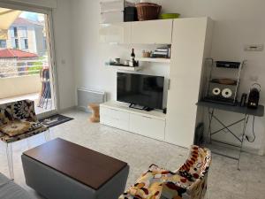 Modern Condo w Terrace 250m from Beach & Pool