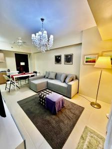 Wanderlust Getaway at Tagaytay high floor, balcony with views & own parking