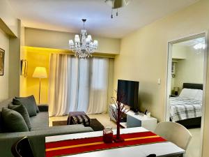 Wanderlust Getaway at Tagaytay high floor, balcony with views & own parking