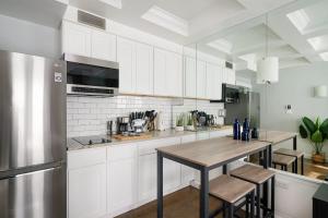 73-519 New Studio UWS Doorman Gym