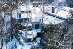 Four-Bedroom House room in Steps to the Ellis River - Luxe Hot Tub Game Room