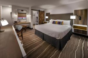 King Room with Mountain View room in Hotel Becket Lake Tahoe Trademark Collection by Wyndham