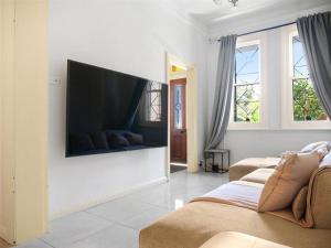 Central 4 BDRM Terrace with Office