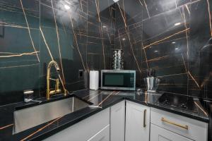 Cute and Cozy Studio Near Galleria