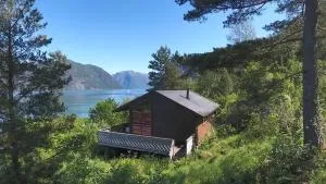 Fjordhytte-1 ist eine schöne Hütte bei Ænes am Hardangerfjord mit grandiosem Fjordpanorama, 20 PS Motorboot mietbar - Odda
