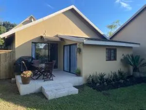 PINE COTTAGE Self catering fully equipped 2 bedroom, Queen bed 3 singles 65sqm cosy private cottage - Bothaʼs Hill