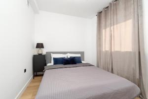 Spacious & Bright Apartment with Balcony and Parking by Noclegi Renters