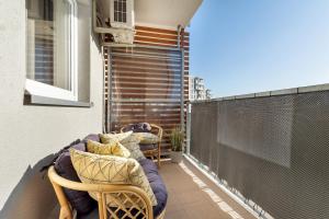 Spacious & Bright Apartment with Balcony and Parking by Noclegi Renters