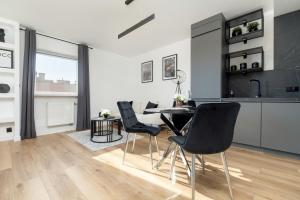 Spacious & Bright Apartment with Balcony and Parking by Noclegi Renters