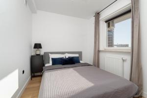 Spacious & Bright Apartment with Balcony and Parking by Noclegi Renters