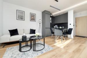 Spacious & Bright Apartment with Balcony and Parking by Noclegi Renters