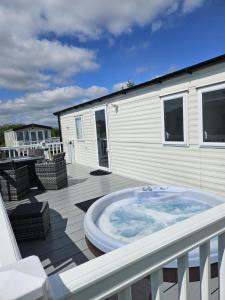 Luxury Caravan 3 Bedroom 8 berth With Hot-tub guests 6 and above require a bond