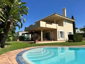 XPCE Artola Playa - Villa de Lujo con pista de padel privada y piscina - 卡博皮诺