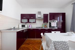 Apartment Ana with Terrace & Pet-friendly