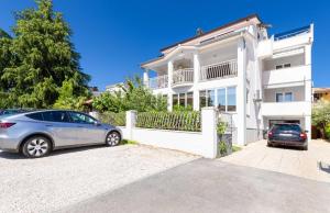 Apartment Ana with Terrace & Pet-friendly 