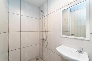 RedLiving Apartemen Grand Kamala Lagoon-ASL Room