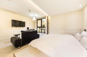 Suite - Nhận Phòng 6:00 Tối Từ Thứ Hai Tới Thứ Năm, 8:00 Tối Thứ Sáu - Chủ Nhật, 10:00 Tối Thứ Bảy (Suite - Check-In Mon-Thu 6PM, Fri-Sun 8PM, Sat 10PM)