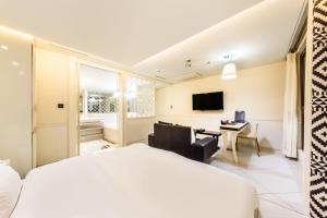 Suite - Nhận Phòng 6:00 Tối Từ Thứ Hai Tới Thứ Năm, 8:00 Tối Thứ Sáu - Chủ Nhật, 10:00 Tối Thứ Bảy (Suite - Check-In Mon-Thu 6PM, Fri-Sun 8PM, Sat 10PM)