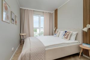 Modern Apartment with Parking and Air-Conditioning in Wrocław by Noclegi Renters